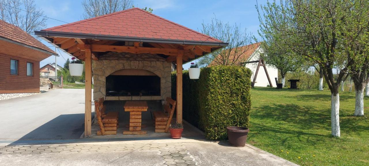 Guesthouse Miha Rakovica Exterior photo