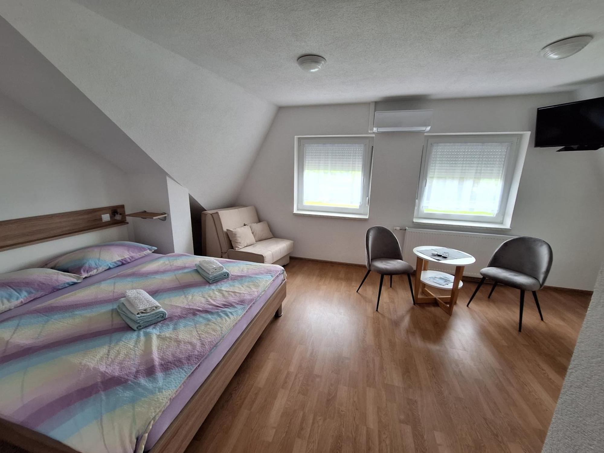 Guesthouse Miha Rakovica Exterior photo