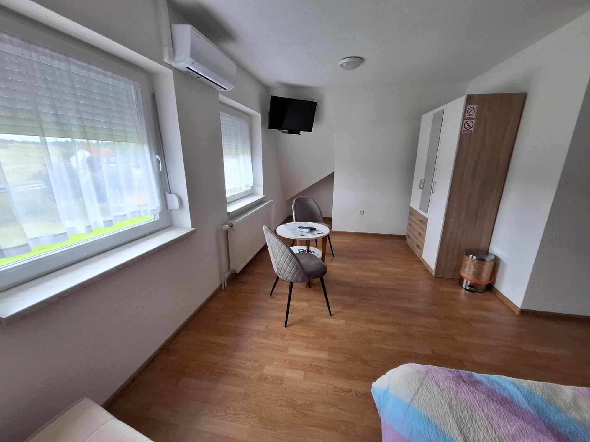 Guesthouse Miha Rakovica Exterior photo
