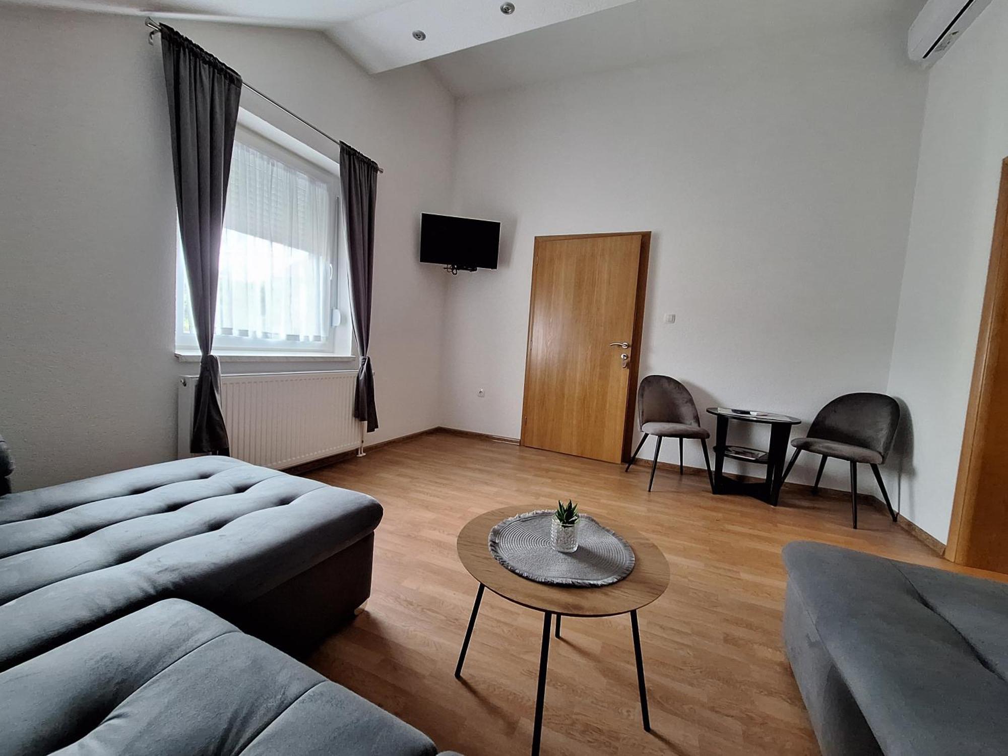 Guesthouse Miha Rakovica Exterior photo