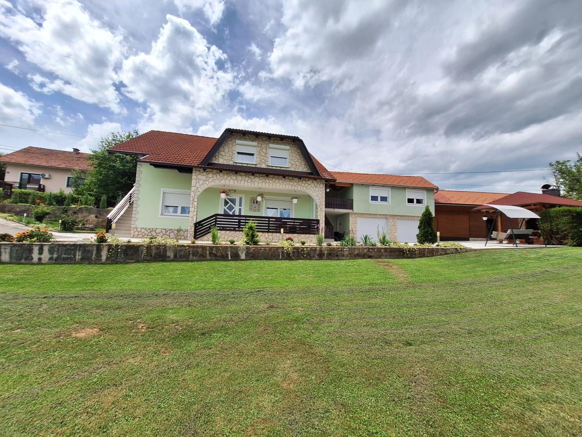 Guesthouse Miha Rakovica Exterior photo