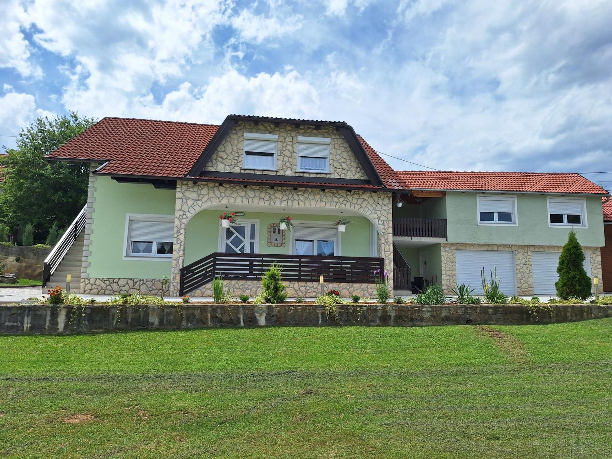 Guesthouse Miha Rakovica Exterior photo